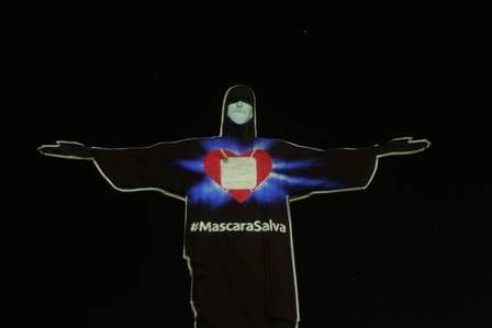 Cristo Rendentor iluminado comprojeção usar mascara salva